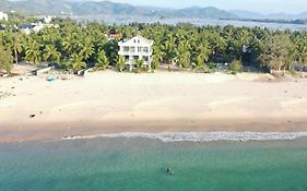 Timothe Beach Hotel & Apartments